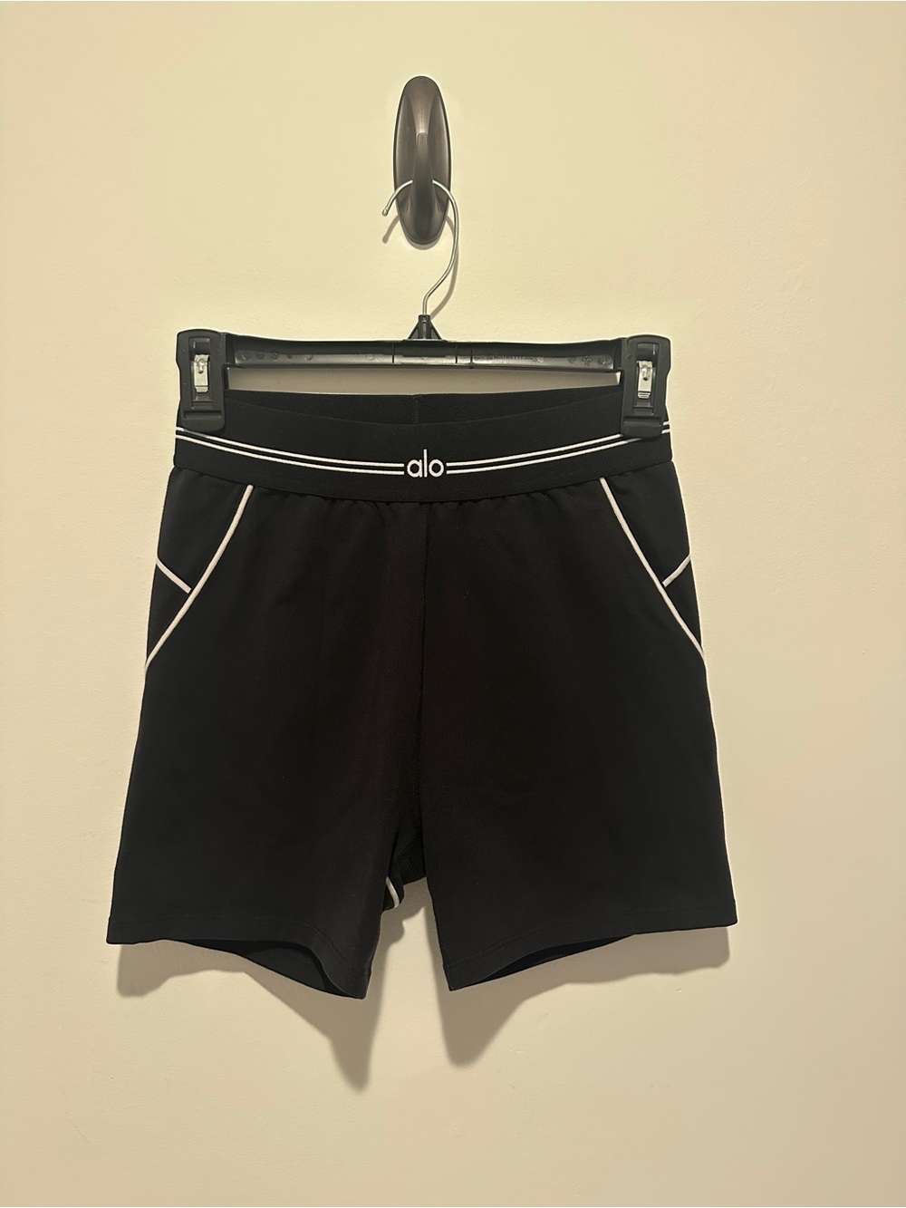 Alo HeartThrob Short